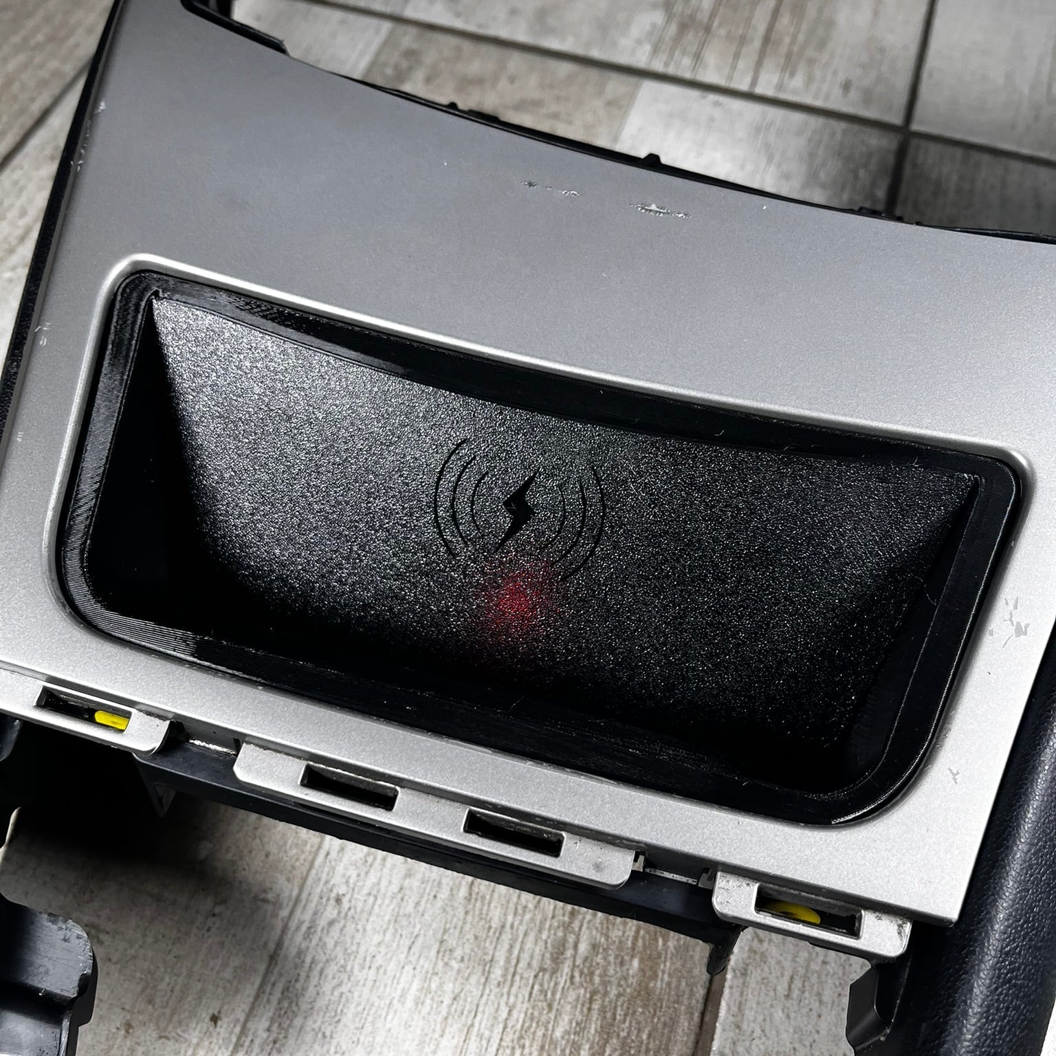 Kabelloses Ladegerät für BMW 1er Serie (E8X) - Exact Designs