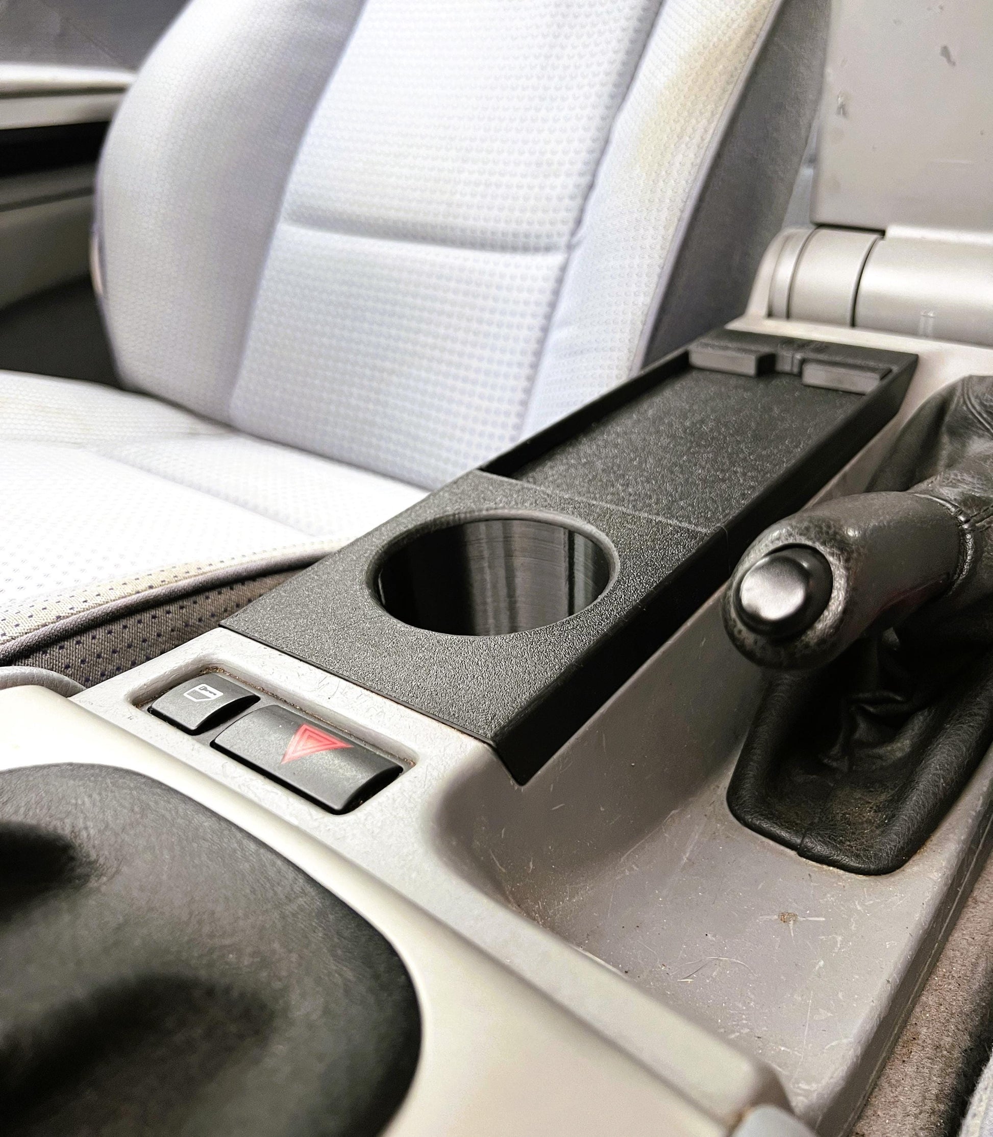 Kabelloses Ladegerät mit integriertem Getränkehalter für BMW 3er (E46) - Exact Designs